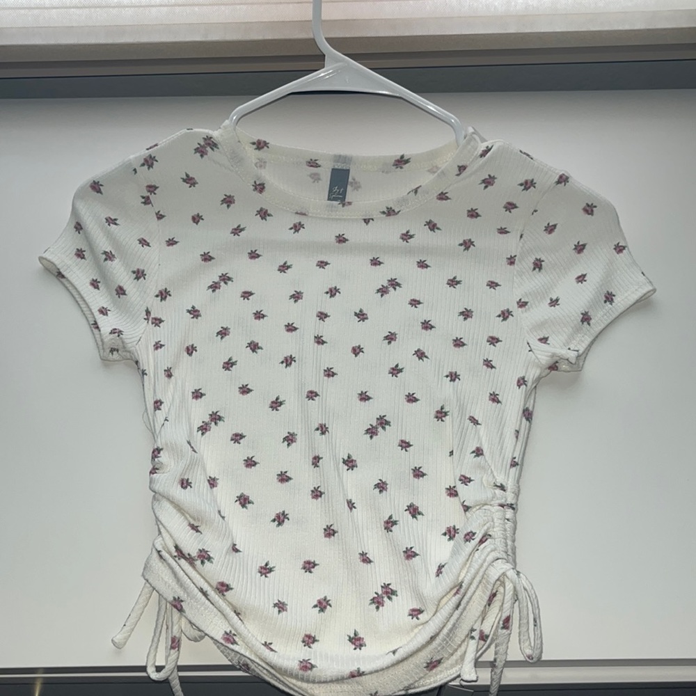Cropped baby tee with ties on the sides